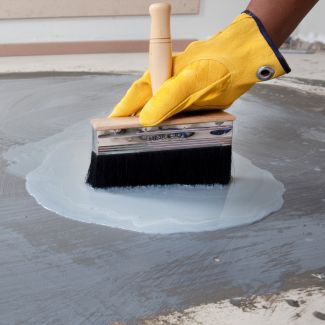 How to prime a surface using bitumen adhesive or waterproofing for tile adhesive application